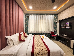 Deluxe Double Room, City View | Desk - Shree Priya Priyatam Dham (Vrindavan)