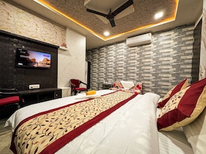 Standard Triple Room, City View | Desk - Shree Priya Priyatam Dham (Vrindavan)