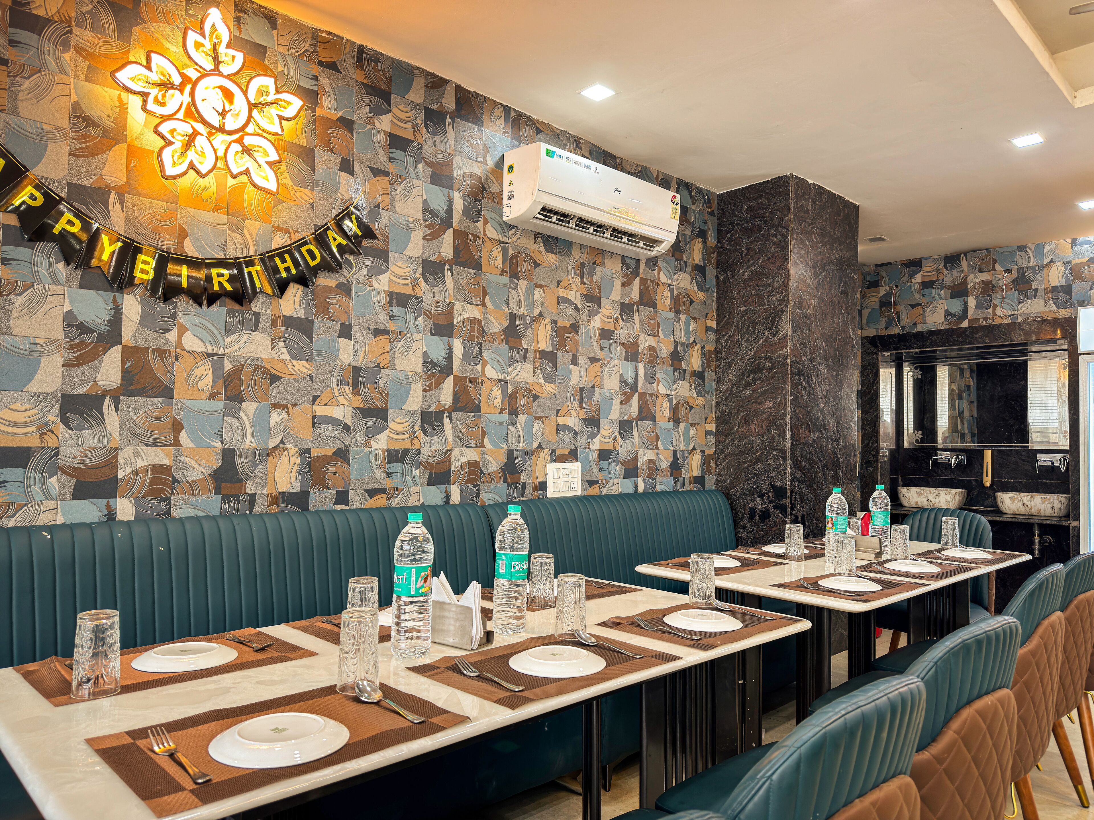 Lokale morgenmadsretter hver dag (200 INR pr. person)