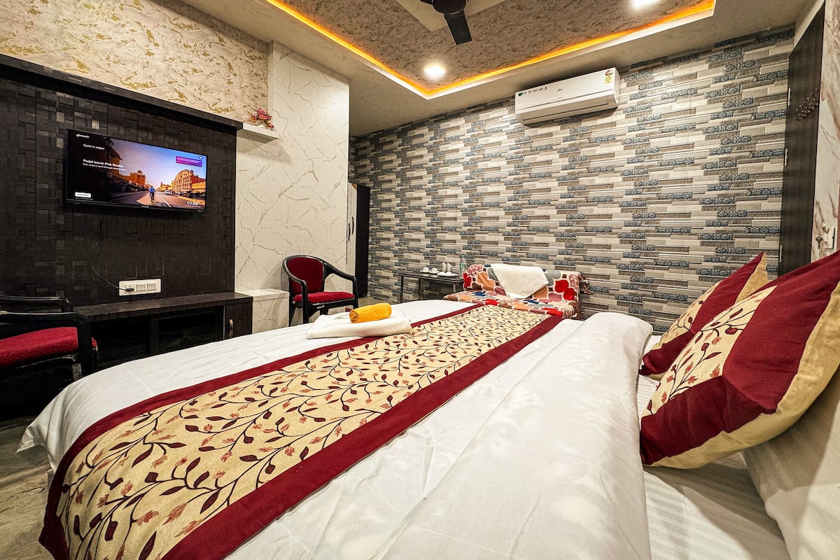 Habitación triple estándar, vista a la ciudad | Escritorio