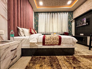 Deluxe Double Room, City View | Desk - Shree Priya Priyatam Dham (Vrindavan)