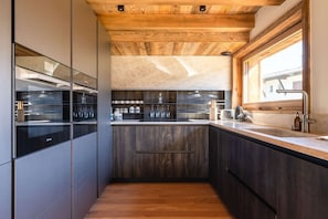 Coffee/tea maker, fridge, oven, dishwasher - Chalet Les Sapins (Megève)