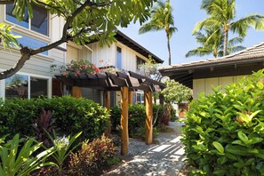 Property grounds - Hale Maluhia: Cozy 2BR condo in Mauna Lani, perfect for a serene getaway. (Kamuela)