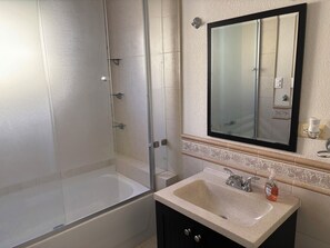 Towels, soap, toilet paper - CASA NOGALES 100% secure location in a private subdivision 4 minutes from the consulate. (Juarez)