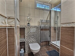Dusche, Haartrockner, Handtücher, Toilettenpapier