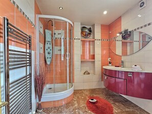 Dusche, Haartrockner, Handtücher, Toilettenpapier