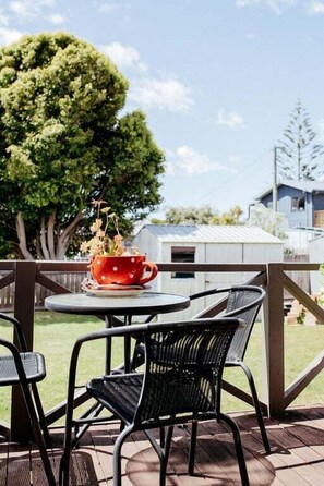 Outdoor dining - StudioNESS Scamander (Break O'Day)