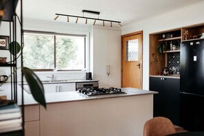 Fridge, microwave, oven, stovetop - StudioNESS Scamander (Break O'Day)