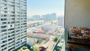 A high-rise building with a view of a cityscape. - El mejor departamento de Macul (Santiago)