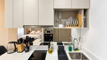 Comfort Apartment, Balcony, Garden View | Private kitchen | Coffee/tea maker, electric kettle