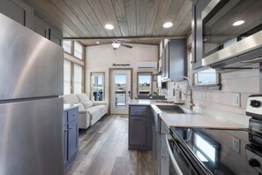 Fridge, microwave, oven, stovetop - Luxury Das Blumenhaus (Fredericksburg)