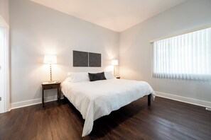 Blackout curtains, iron/ironing board, free WiFi, bed sheets -  Spacious 5-Bedroom Blue Bungalow (Indianapolis)