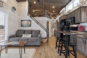 Interior - There’s No Lookin’ Bach (Fredericksburg)