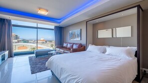 Luxury Apartment, Balcony, City View | Peti besi dalam bilik, seterika/papan seterika, Wi-fi percuma 