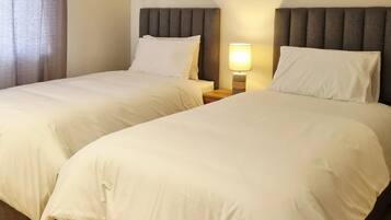 Departamento de lujo, balcón, vista a la ciudad | Caja de seguridad en la habitación y tabla de planchar con plancha