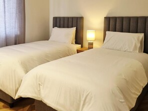 Departamento de lujo, balcón, vista a la ciudad | Caja de seguridad en la habitación y tabla de planchar con plancha 