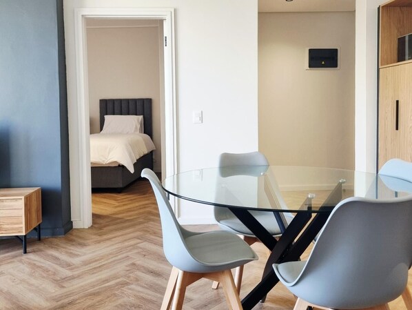 Appartement Exécutif, 2 chambres, balcon, vue jardin | Restauration dans la chambre