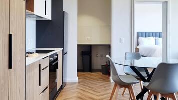 Departamento de lujo, balcón, vista a la ciudad | Cocina privada | Refrigerador con congelador, microondas, horno y parrilla de estufa