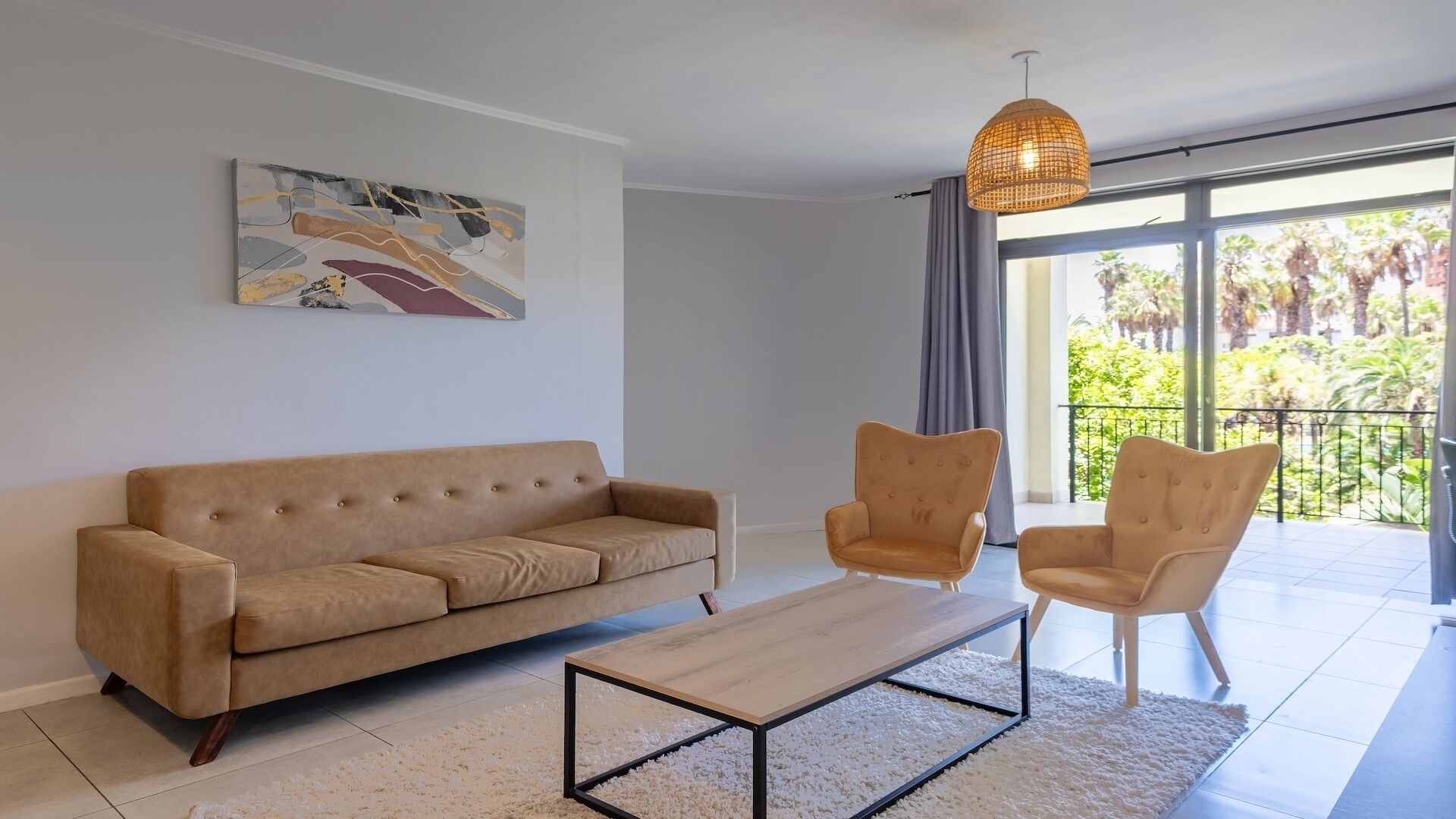 Comfort Apartment, Balcony, Canal View | Living area