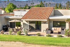 Terrace/patio - Bright Golf View Condo w/ Vaulted Ceilings, Patio Dining, Mtn Views & Community Pool (Palm Desert)