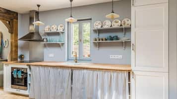 KjĂžleskap, mikrobĂžlgeovn, ovn og kokeplater