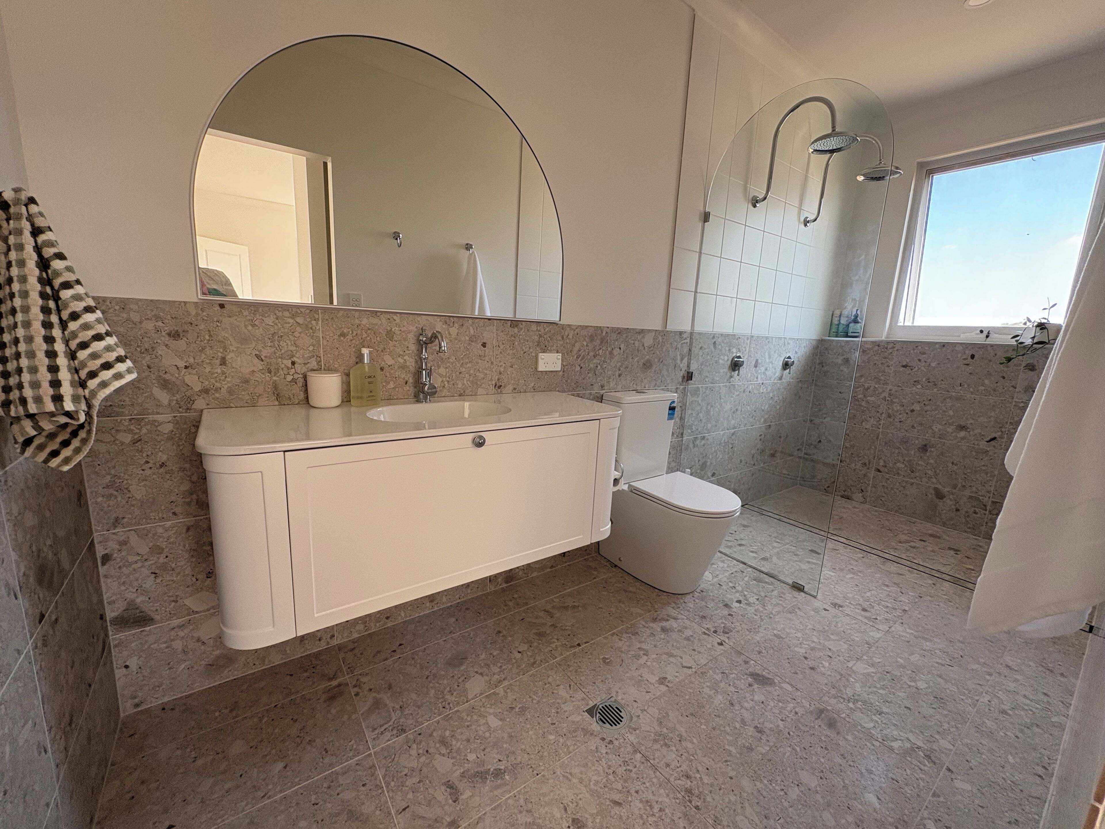 Dusj, hårføner, håndklær og såpe