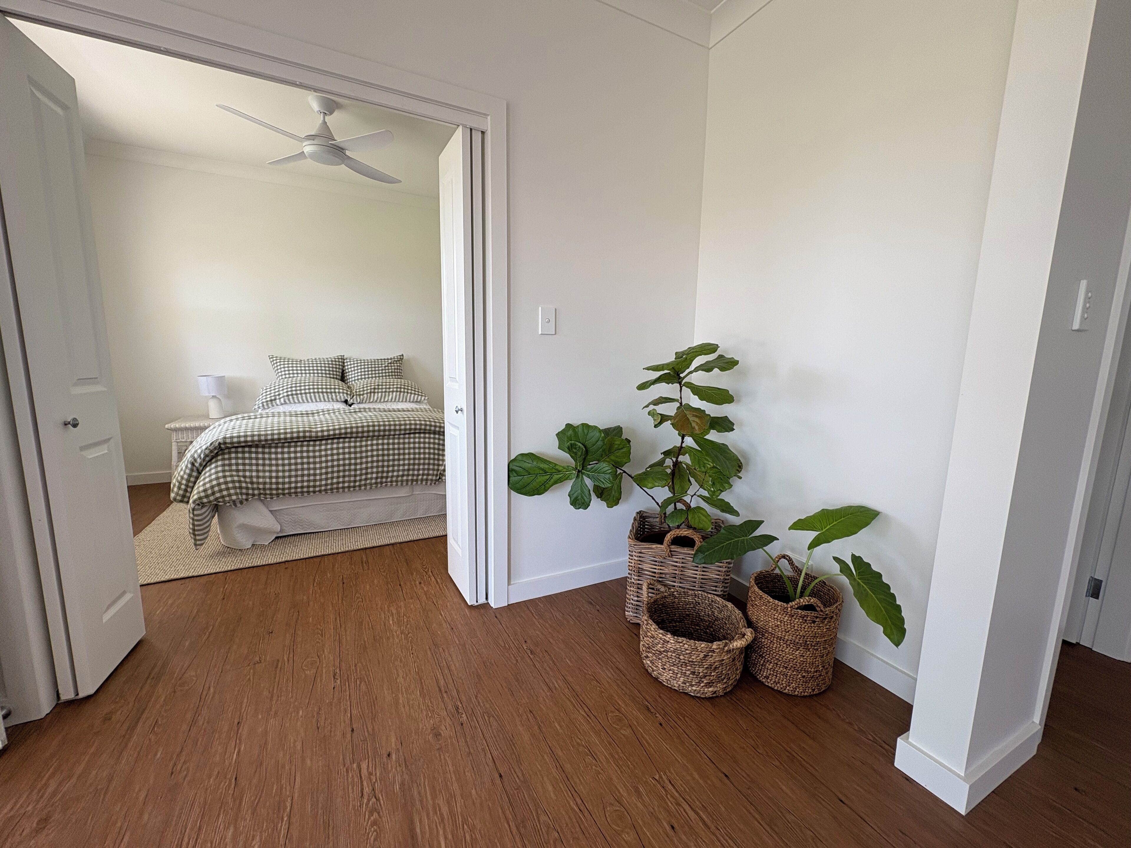 Tabla de planchar con plancha, internet y ropa de cama 