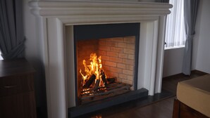 Una chimenea con revestimiento de ladrillo y repisa blanca.