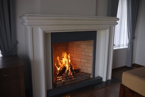 Habitación Deluxe doble, balcón, vistas a la montaña | Caja fuerte, cortinas opacas, wifi gratis