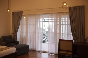 Deluxe tweepersoonskamer, balkon, uitzicht op bergen | Een kluis op de kamer, verduisterende gordijnen, gratis wifi