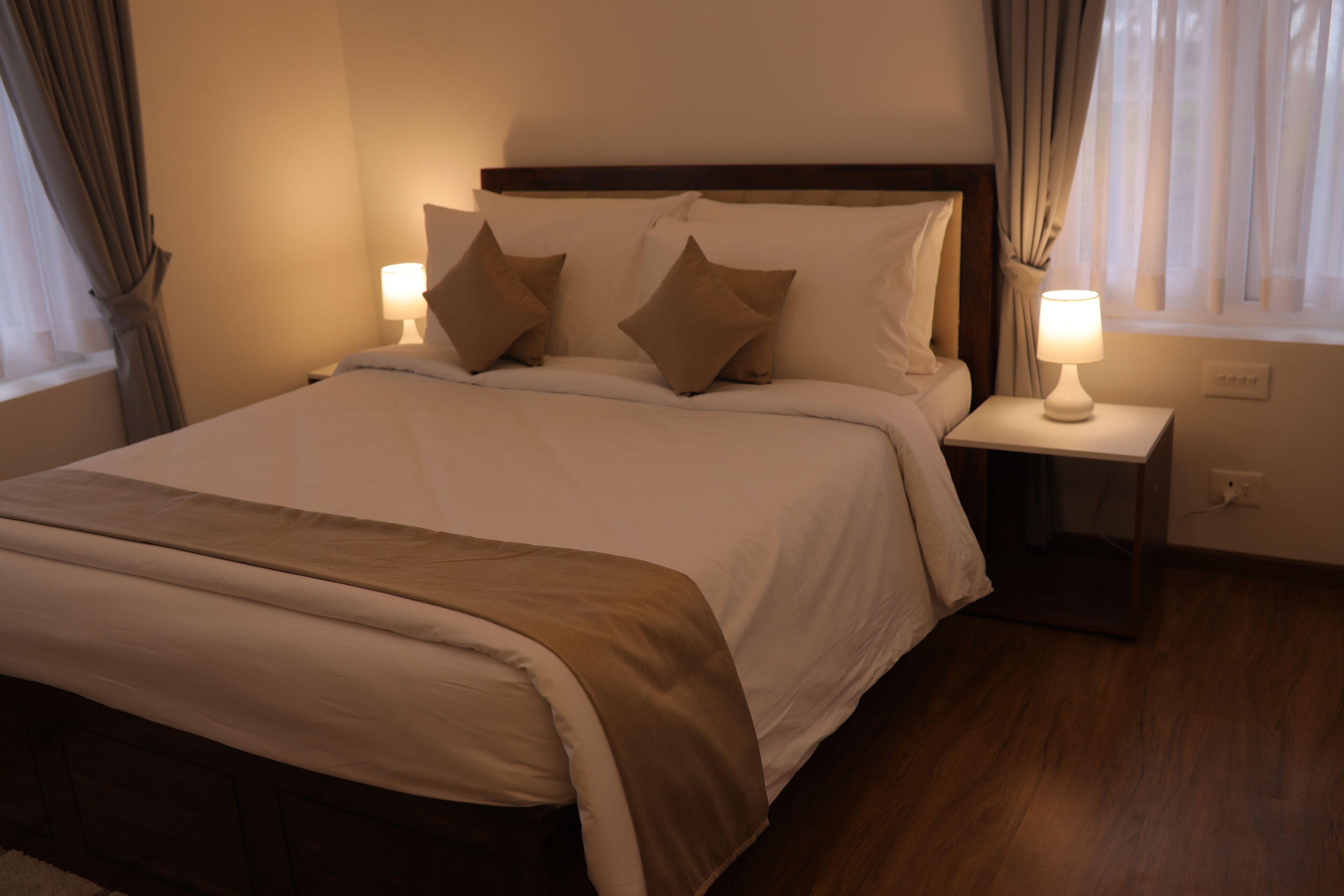 Quarto casal standard | Cofres nos quartos, cortinas blackout, Wi-Fi de cortesia