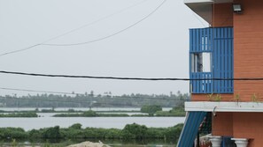 إطلالة على الشارع من المنشأة