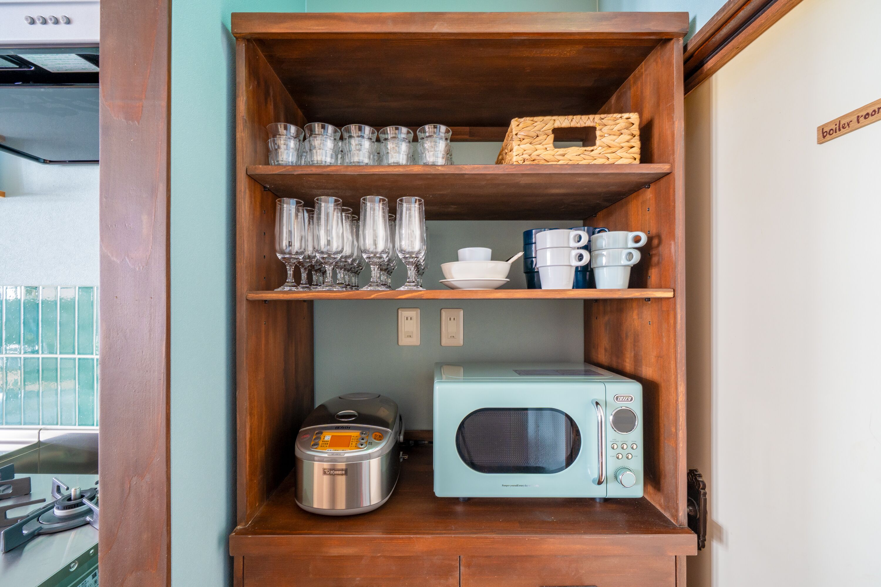 Refrigerador, microondas, parrilla de estufa y periquera 