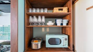 Refrigerador, microondas, parrilla de estufa y periquera