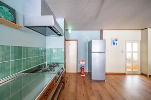 Frigorífico, microondas, placa de cocina y trona infantil