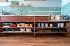 Refrigerador, microondas, placa de cocina, silla alta para bebés