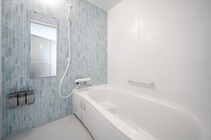 Combined shower/tub, free toiletries, hair dryer, slippers - CHALEUR (Sapporo)