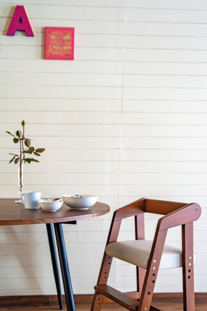 Frigorífico, microondas, placa de cocina y trona infantil