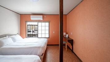 Escritorio, tabla de planchar con plancha y wifi gratis