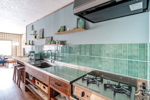 Refrigerador, microondas, placa de cocina, silla alta para bebés