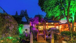 A traditional Japanese-style garden with a wooden pathway leading to a building. - Zhouzhuang Latte Play Stone Mulan Hotel (Kunshan)