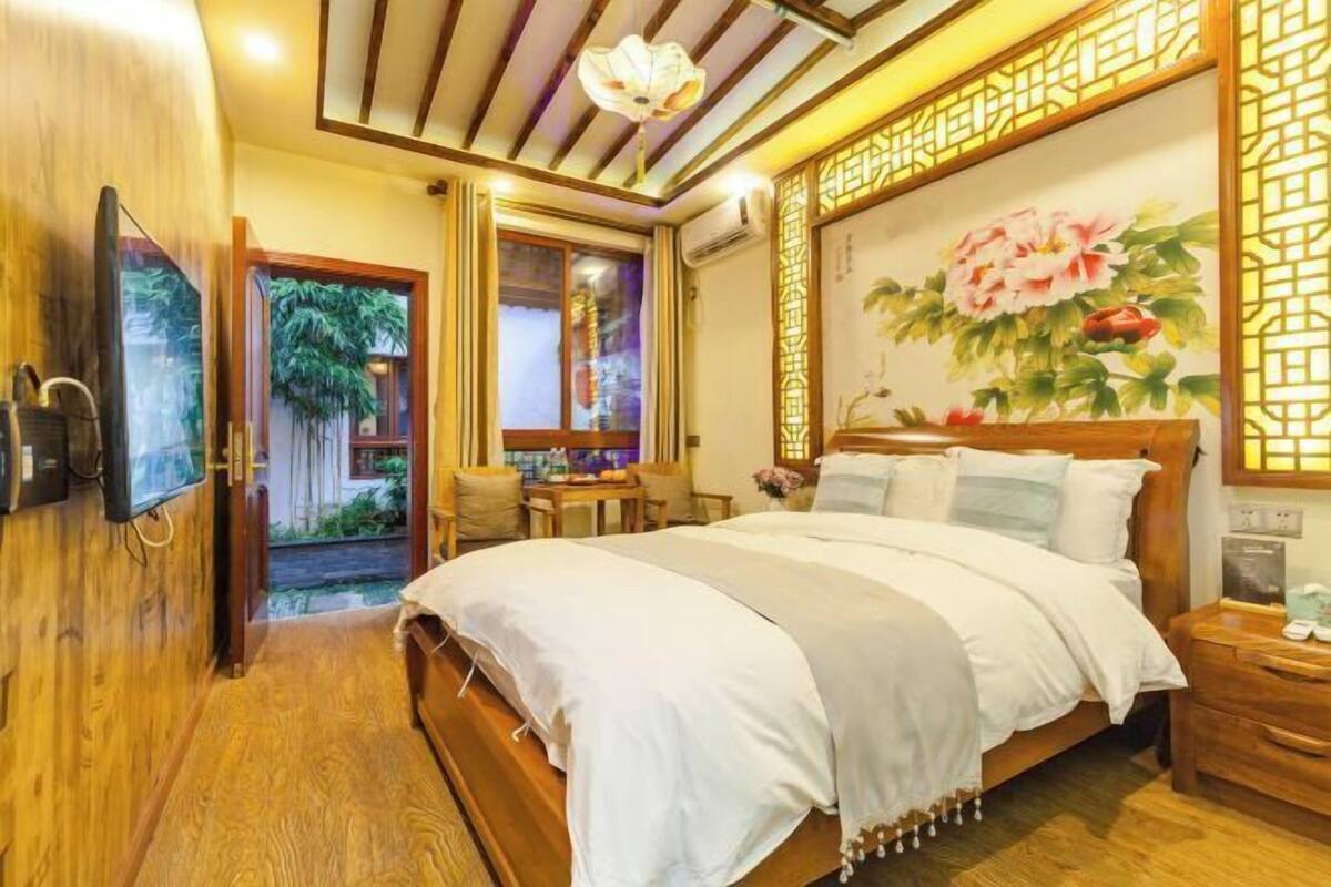 Ein Schlafzimmer mit einem Bett, einem Nachttisch und einem Bild an der Wand.