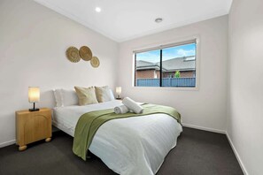 5 bedrooms, iron/ironing board, travel cot, WiFi - Seednest BBQ Cozy Family house (Alfredton)