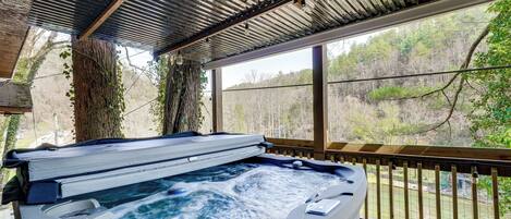 Outdoor spa tub