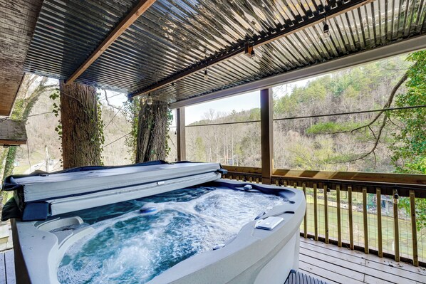 Outdoor spa tub