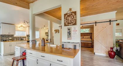 Hot Tub, Trails, Views! Little River Retreat