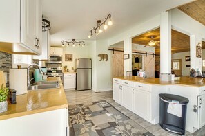 Fridge, microwave, stovetop, dishwasher