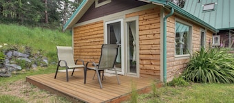 Pacific View Cottage - 100’ High w/ Ocean Views