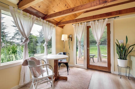 Interior. Pacific View Cottage - 100’ High w/ Ocean Views