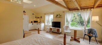 Pacific View Cottage - 100’ High w/ Ocean Views